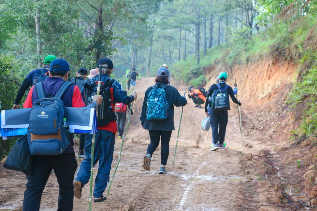 Trekkers thường đi bộ leo núi nhiều ngày, vượt qua những cung đường với nhiều loại địa hình khác nhau ở các vùng đồi núi, rừng rậm hoang sơ, ít người biết đến.