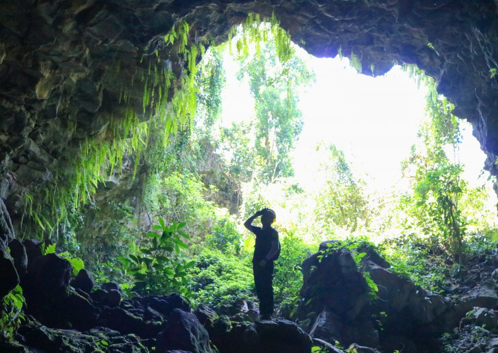 Bên trong lòng hang Núi lửa Chư Bluk