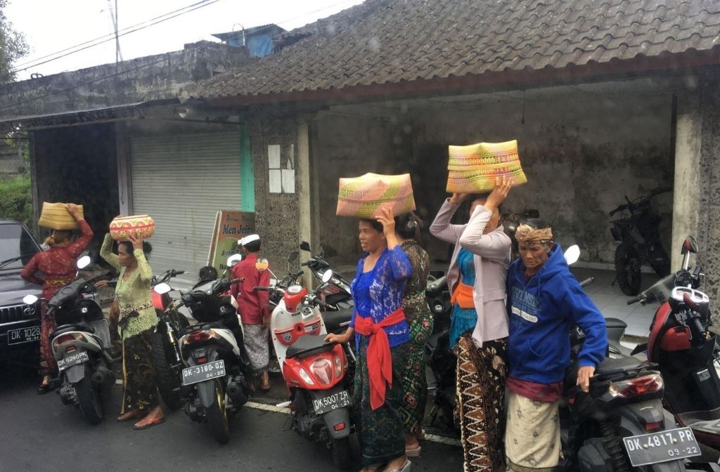 Bali - Người dân đang buôn ngoài chợ