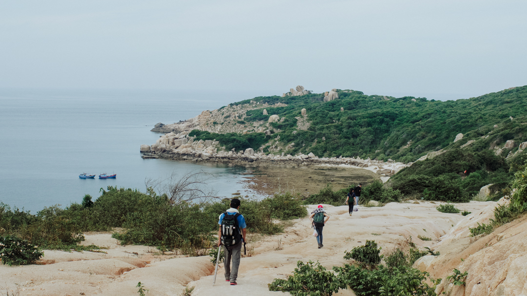 Đoạn đường ven biển khi trekking Cực Đông, vừa đi vừa ngắm cảnh rất vui.