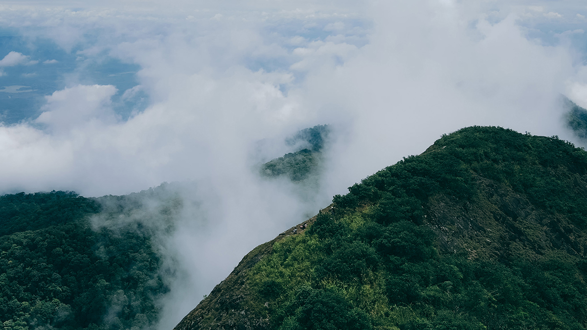 Quang cảnh trên đỉnh núi Chư Yang Lắk (Huyện Lắk, Đắk Lắk) - Mây bay bồng bềnh, "sống lưng" Tây Nguyên đại ngàn hùng vĩ.