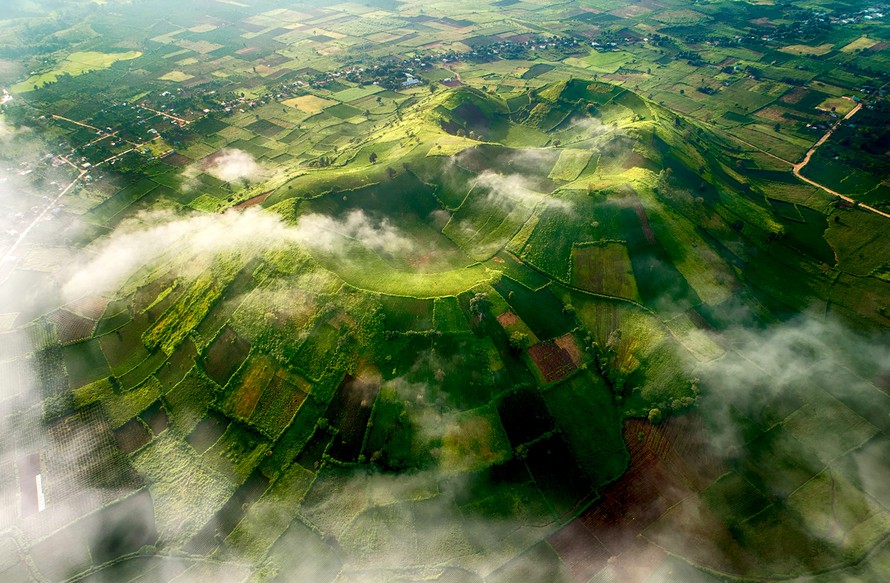 Bạn có thể kết hợp tham quan Hồ T'Nưng (Biển Hồ, Pleiku Sea Lake) và Chư Đăng Ya (Chu Dang Ya), Gia Lai - Tay Nguyen (Central Highlands)