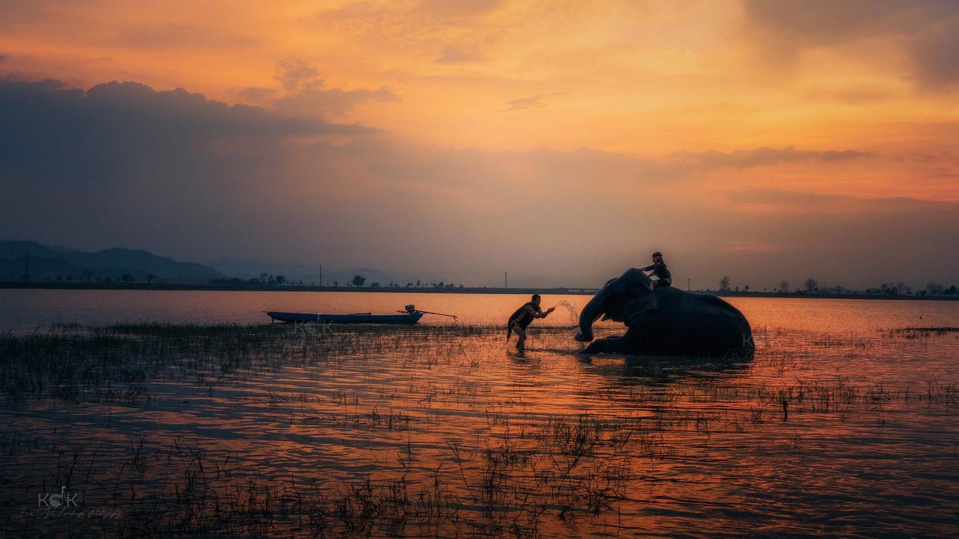 Bên Hồ Lắk lúc hoàng hôn, người dân đưa voi ra tắm - Sinh hoạt thường nhật của người đồng bào quanh hồ (Huyện Lắk).