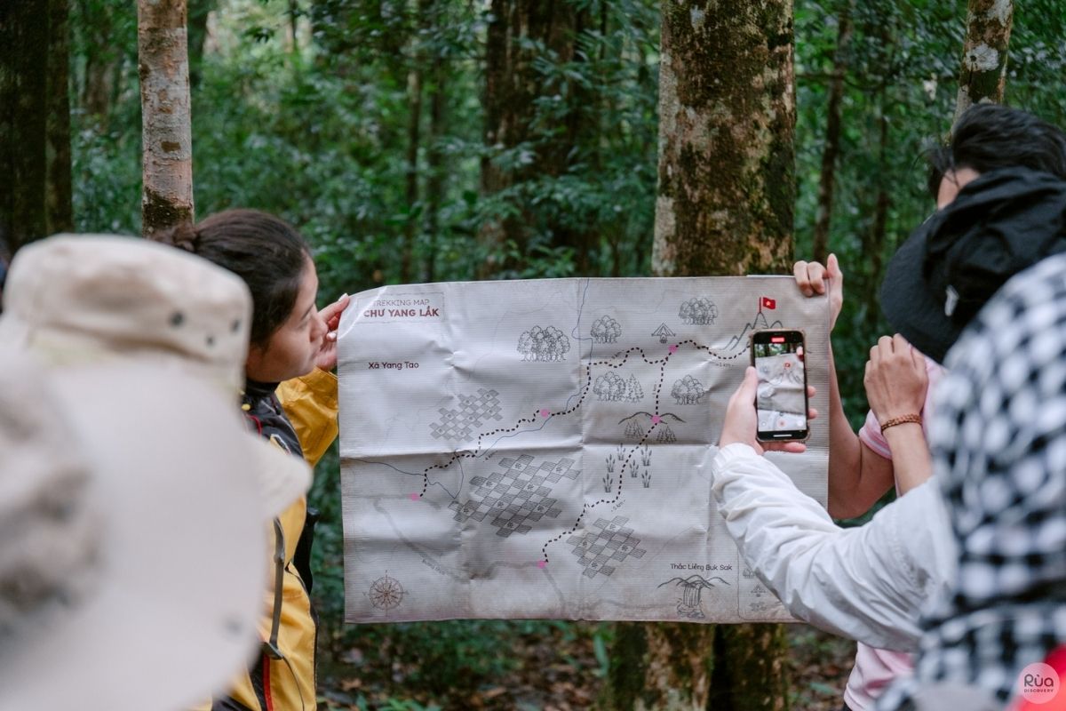 Rùa Trekking - Trước mỗi hành trình, hướng dẫn viên (guide) Rùa sẽ hướng dẫn khởi động, các kĩ thuật trekking cơ bản, thông tin chung về cung đường, địa hình